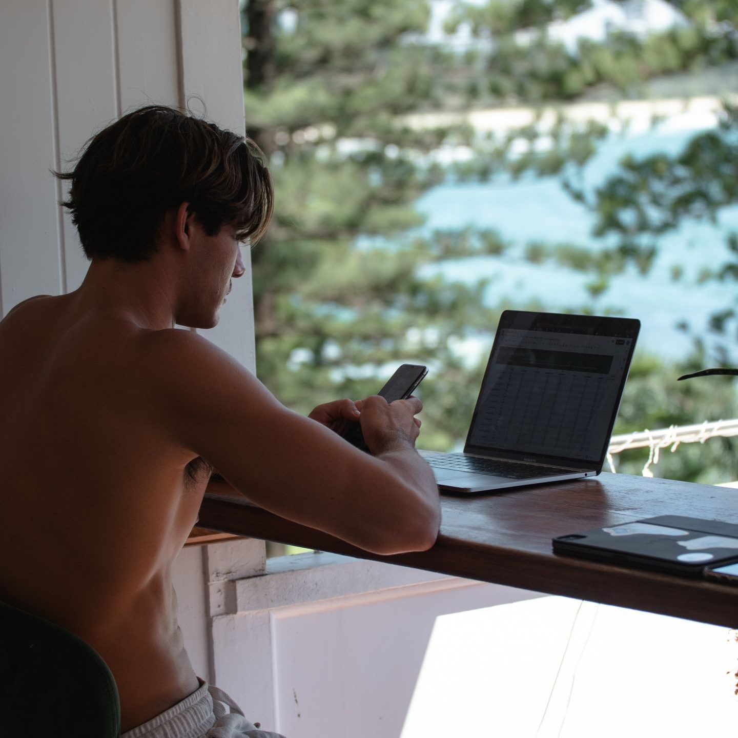 Vom Urlaub aus zu arbeiten, ist fast schon Normalität. Das erhöht den Erholungseffekt des Urlaubs nicht gerade.