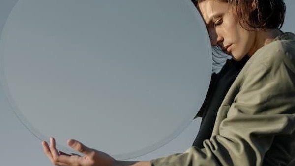 Eine gesunde Distanz hilft uns dabei, Dinge weniger persönlich zu nehmen und unser Selbstwertgefühl zu stärken.