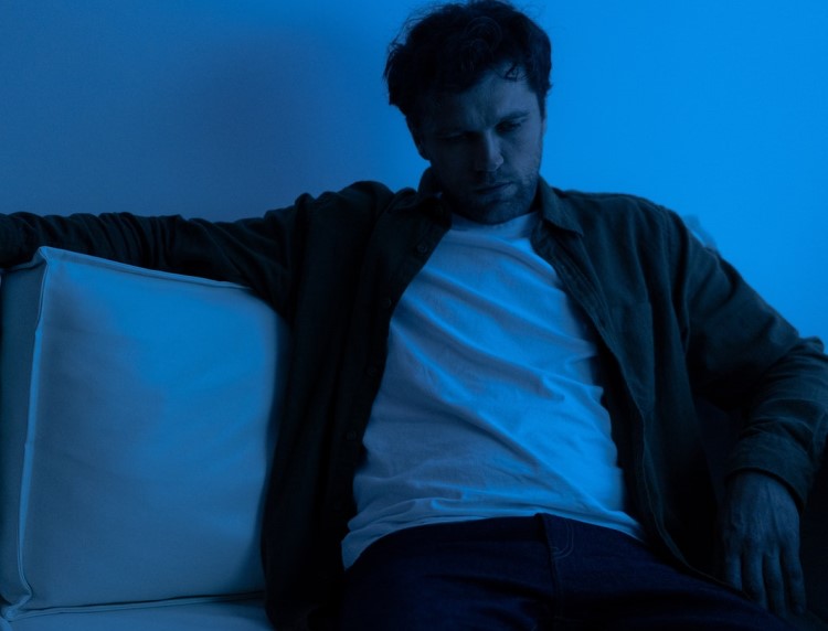 Hält die Niedergeschlagenheit lange an, kann eine depressive Verstimmung oder Depression dahinterstehen.