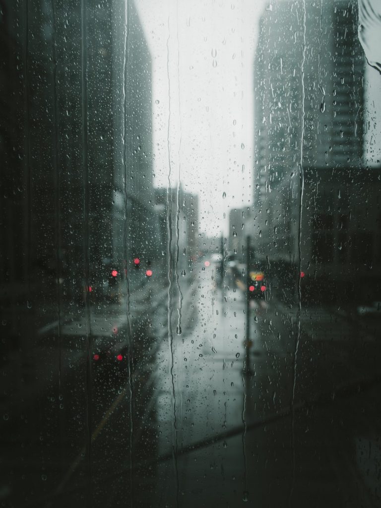 Wenn es im Winter immer dunkel ist, leidet die Stimmung. Es kann eine Winterdepression drohen.