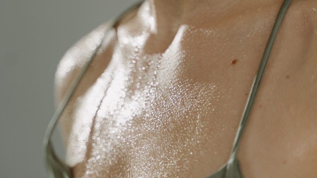 Schweißausbrüche sind ein mögliches Symptom einer Angststörung