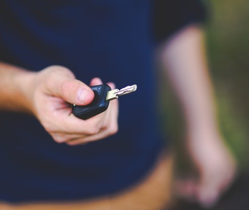 Äußert Ihr Partner Suizidgedanken, kann Hilfe darin bestehen, gefährliche Gegenstände zu verschließen.