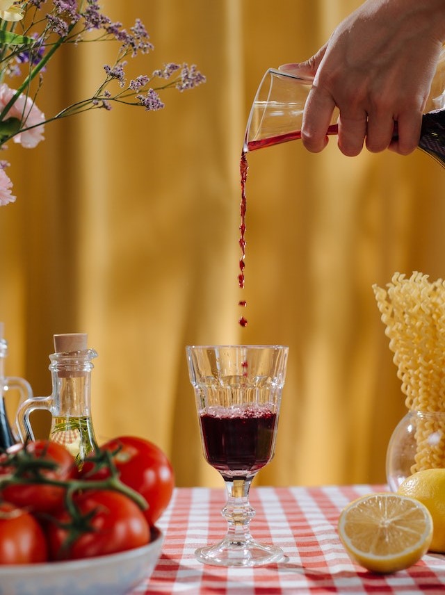 Migräne Auslöser können bestimmte Lebensmittel wie Alkohol oder Zitronen sein.